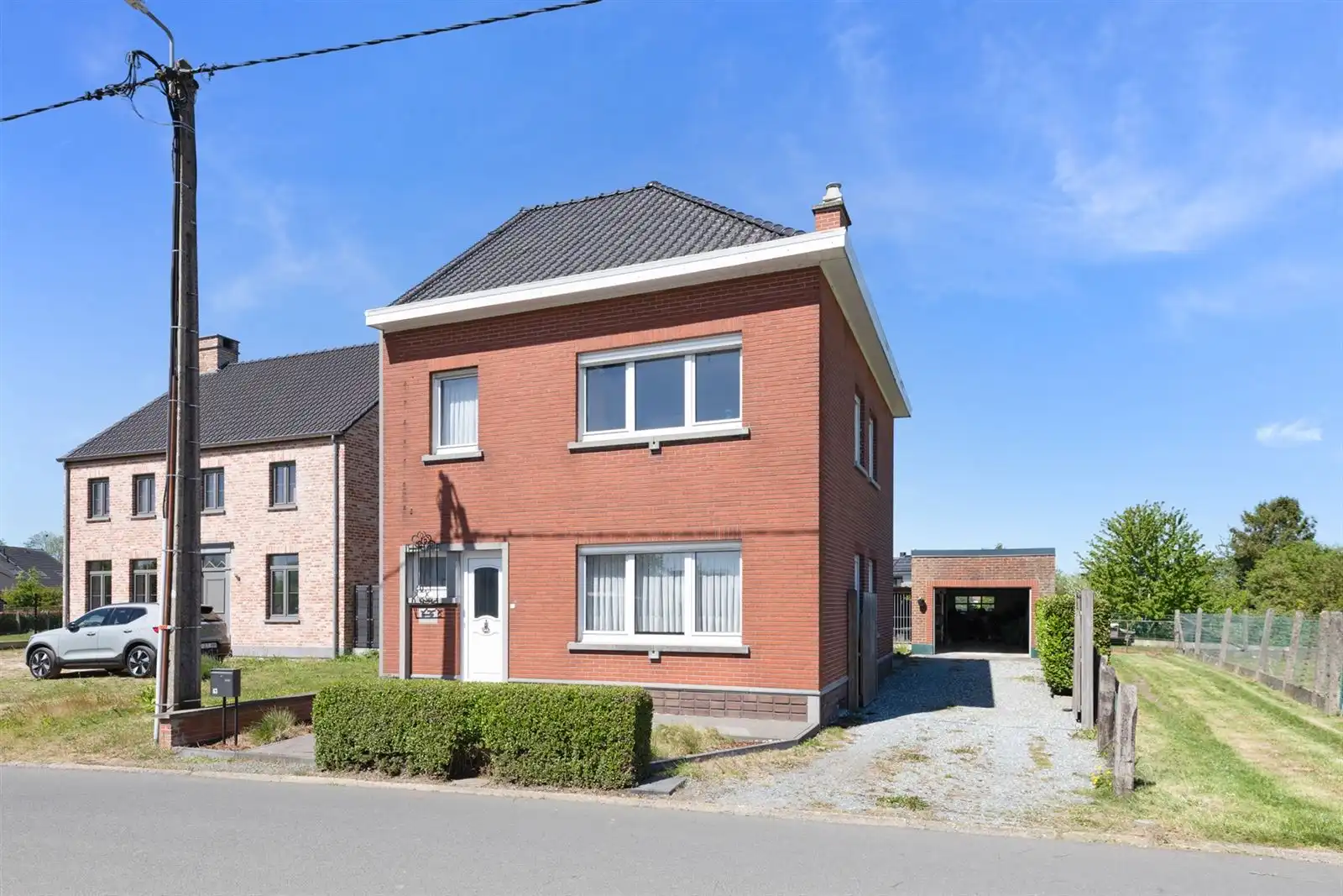 Alleenstaande lwoning met bijgebouw, garage en tuin op 6are23 foto {{pictureIndex}}