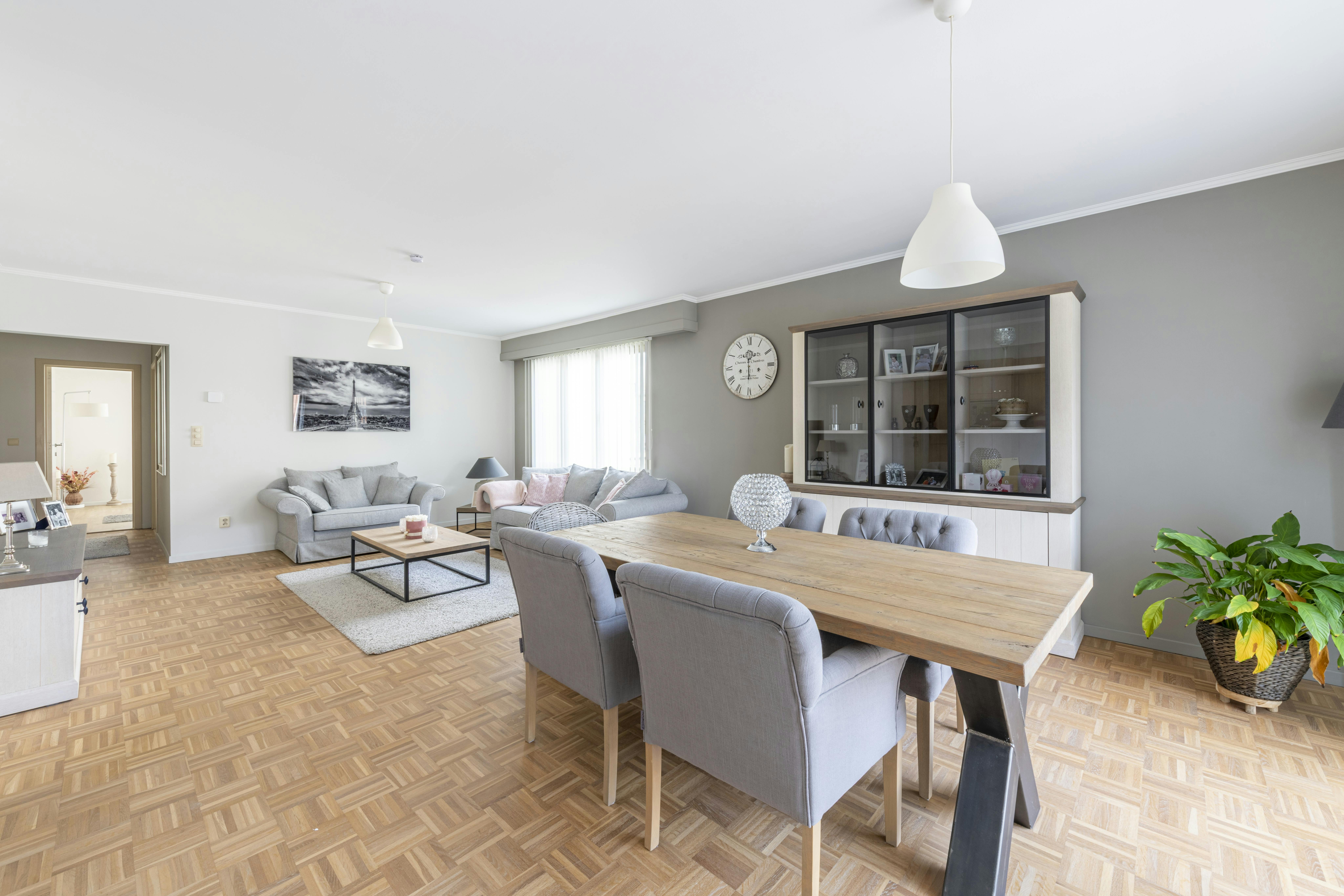 Lichtrijk appartement met 3 slaapkamers te koop Brasschaat. foto {{pictureIndex}}