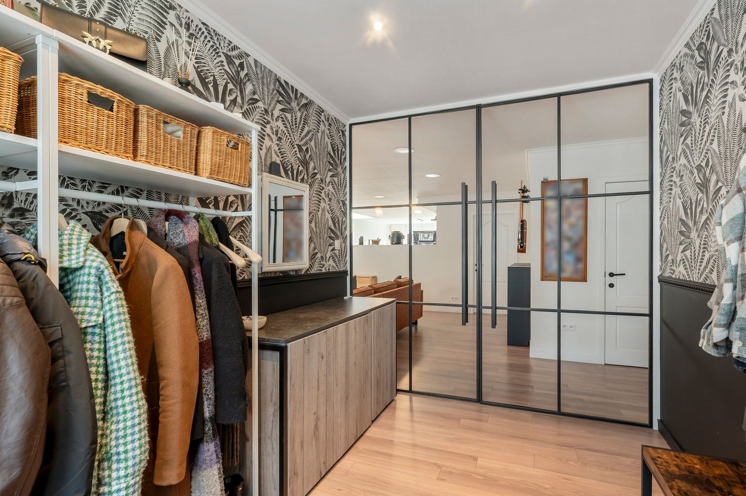 Uitzonderlijk gelijkvloers appartement met royale kelder en twee carports. foto 8