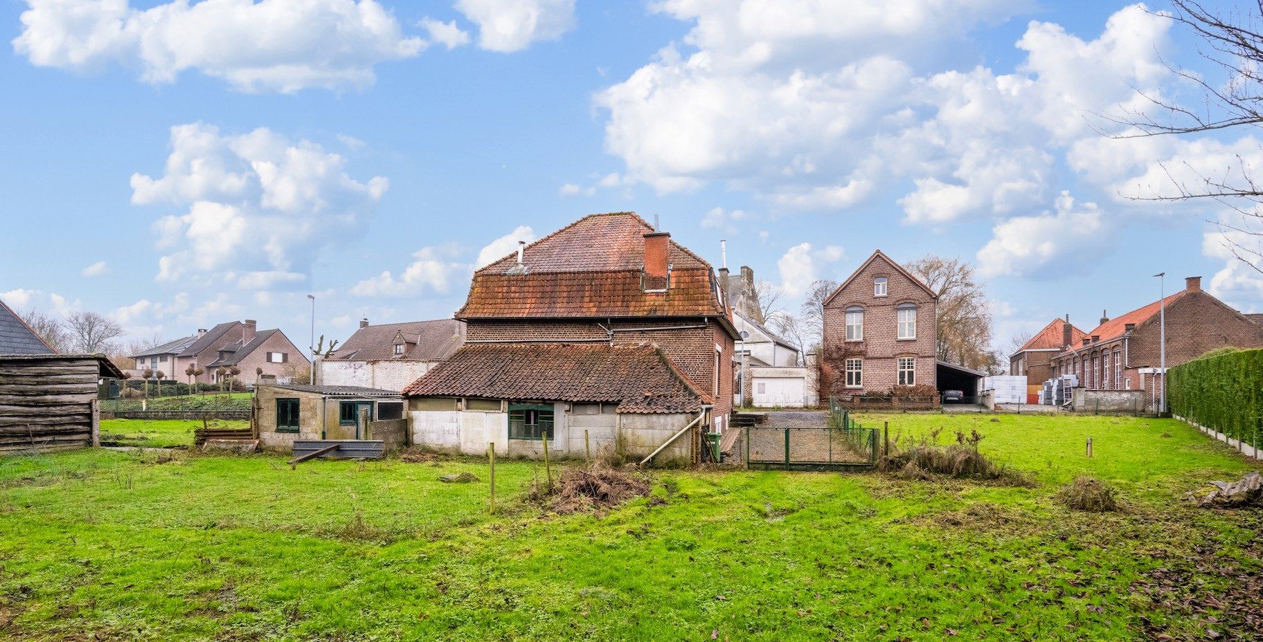 Twee te renoveren woningen onder 1 dak foto 3