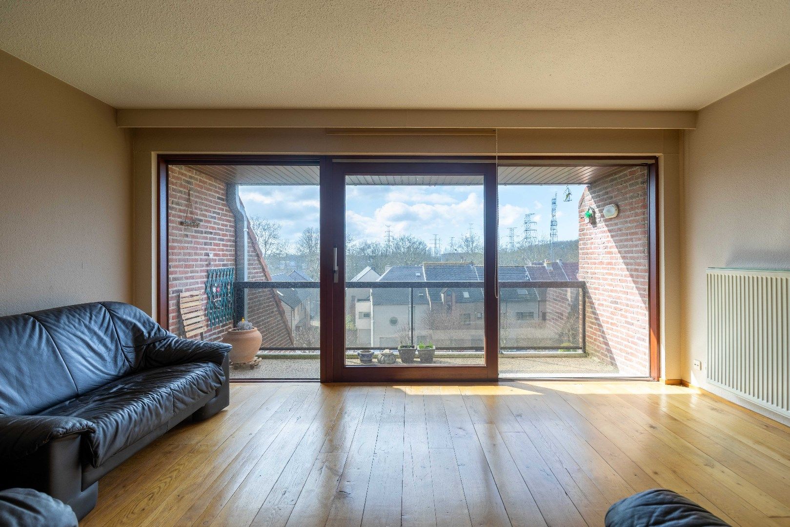 Ruim appartement met zonneterras, twee slaapkamers en gemeenschappelijke tuin in de aller beste buurt: Kristus-Koning! foto {{pictureIndex}}