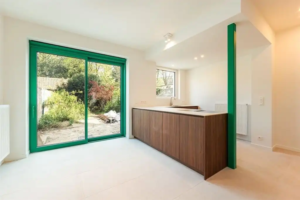 Gerenoveerd gelijkvloers appartement met zonnige tuin foto 2