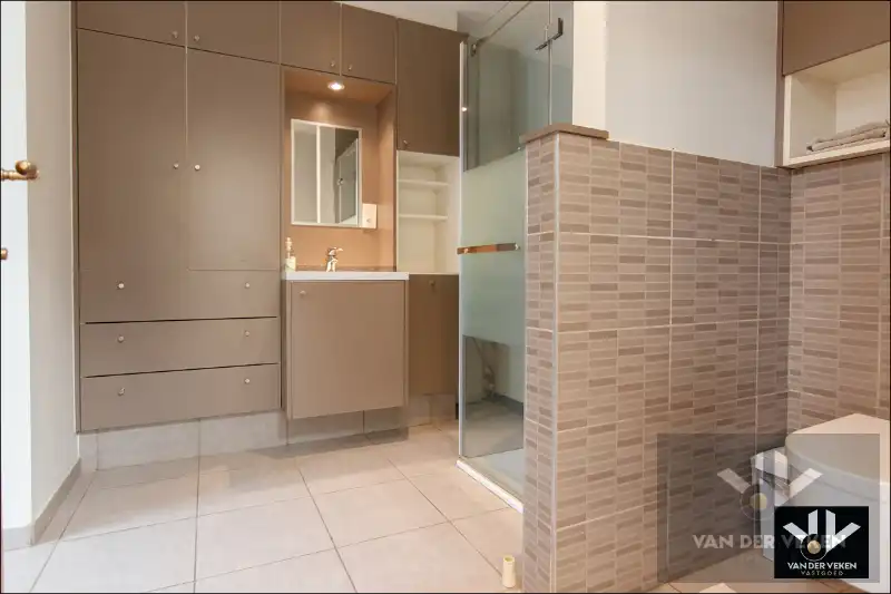 Ruime en goed gelegen te moderniseren rijwoning met gezellige binnekoer, garage en/of atelier foto 8