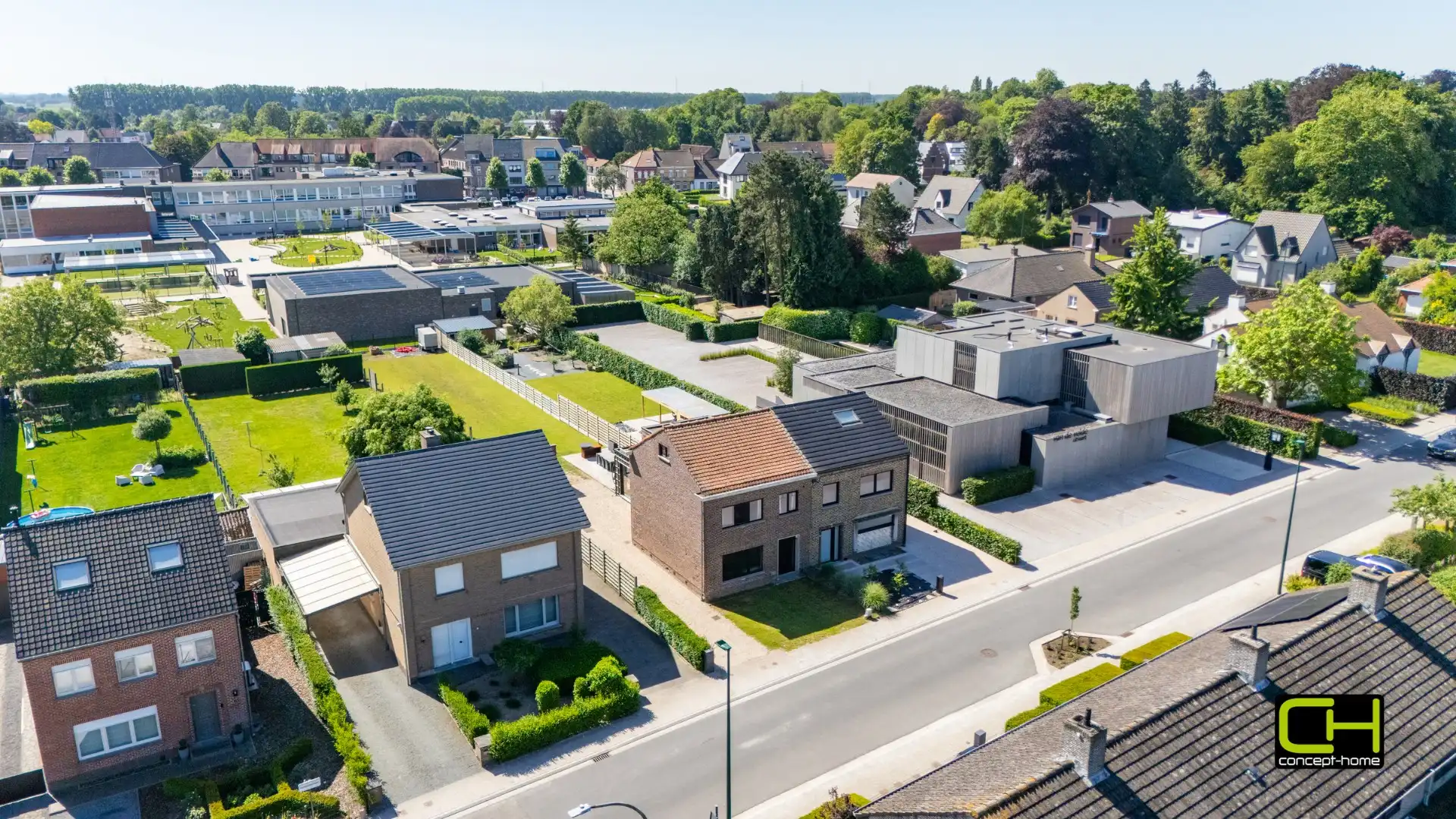 Hoofdfoto van de publicatie: Halfopen bebouwing te koop nabij het centrum van Zomergem
