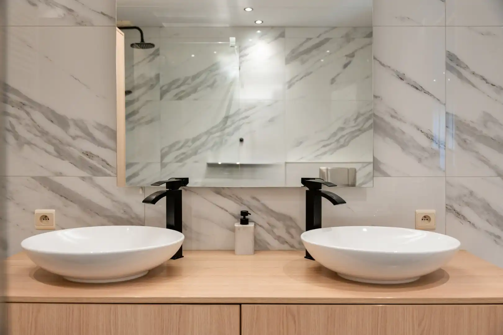 Zeer ruime, goed afgewerkte woning met diverse mogelijkheden nabij het centrum van Maaseik! foto 20