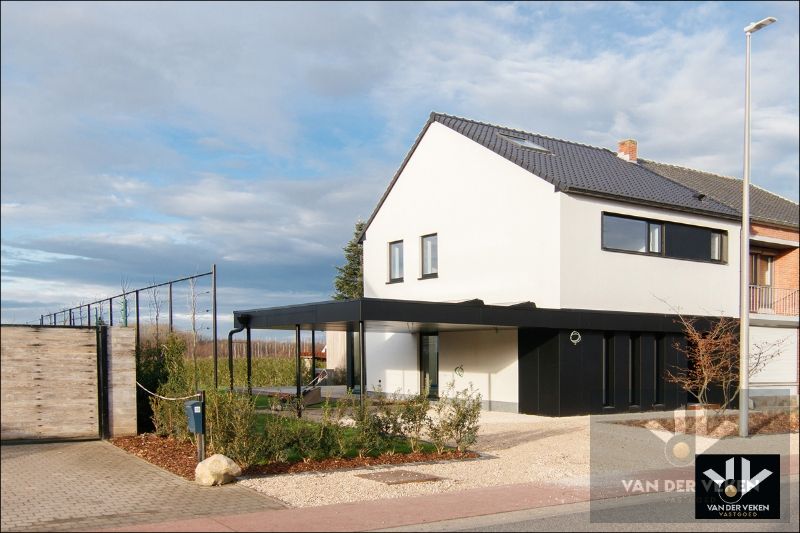 TOTAAL VERNIEUWDE WONING - ENKEL NOG AFWERKEN NAAR EIGEN SMAAK EN INZICHT foto {{pictureIndex}}