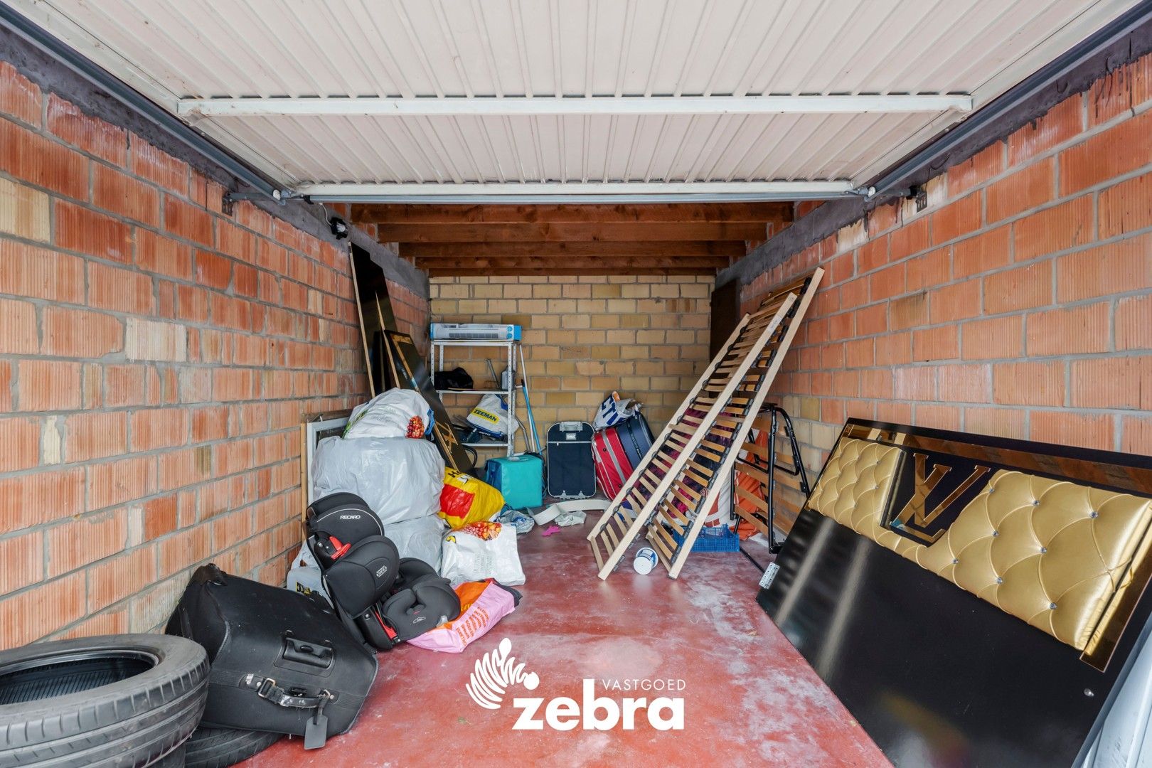 Licht op te frissen appartement op een centrale ligging te Roeselare! foto 16