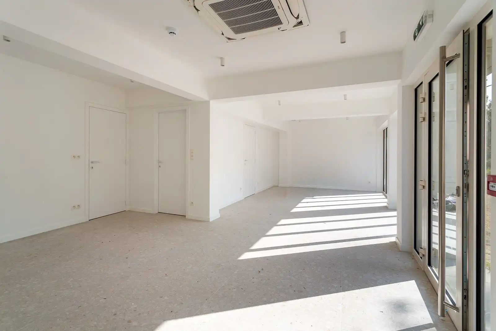 Architecturaal kantoorgebouw op absolute zicht locatie!  foto 4