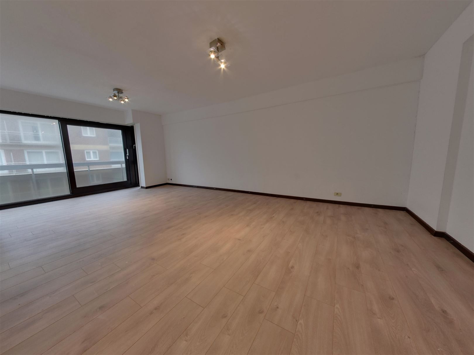 Te koop: Ruim appartement met zeezicht in Middelkerke. foto {{pictureIndex}}