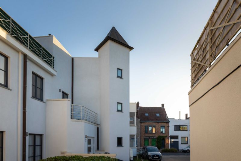 Roeselare : Ruim en lichtrijk hoekappartement gelegen op de tweede verdieping in een aangenaam woonerf met 1 slpks 83 m². foto {{pictureIndex}}