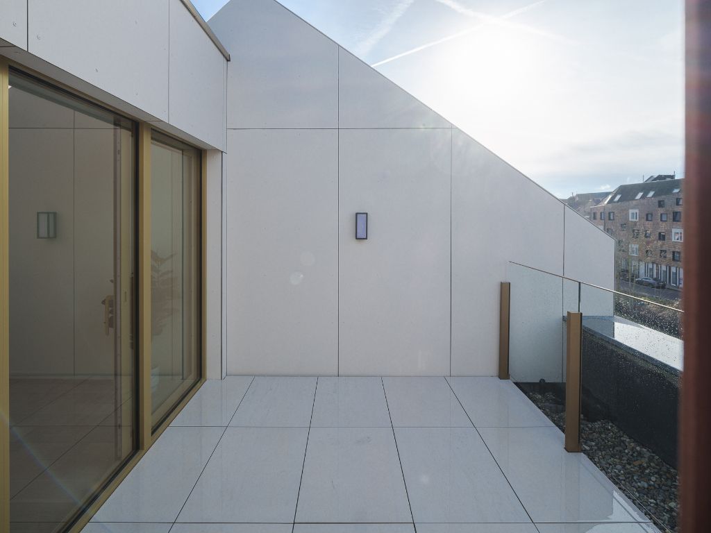 Architecturale nieuwbouw ‘townhouse’ met zicht op het water en meerdere terrassen foto 23