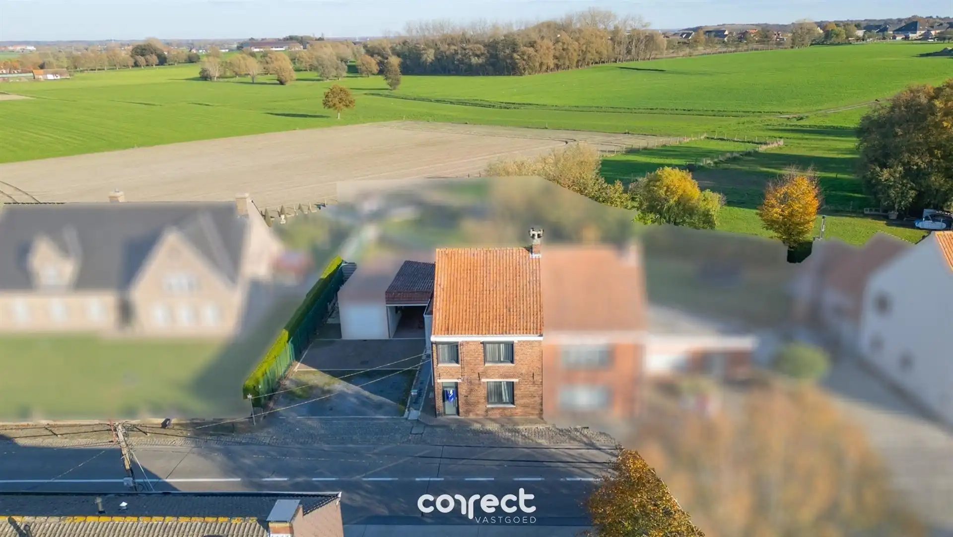 Hoofdfoto van de publicatie: Halfopen bebouwing met ruime oprit, garage, carport en 3 volwaardige slaapkamers.
