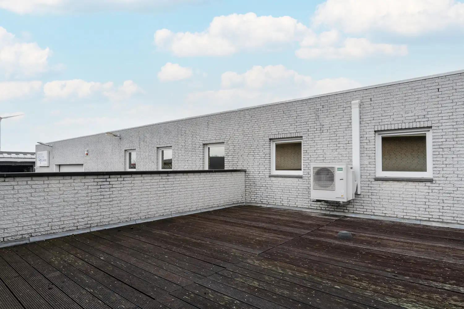 BEDRIJFSPAND MET CONCIERGEWONING foto 72