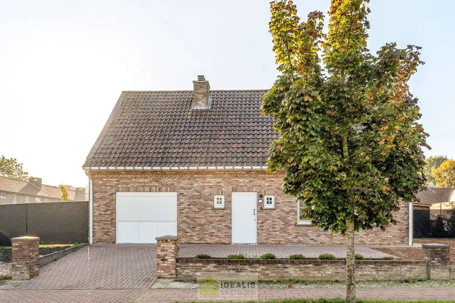 IDEALIS VASTGOED – ZEER RUIME EENGEZINSWONING MET EEN KNAPPE LEEFRUIMTE MET AANSLUITEND OPEN MODERNE KEUKEN, MOMENTEEL 3 SLAAPKAMERS MAAR MOGELIJKHEID TOT 4 SLAAPKAMERS, 2 BADKAMERS, ONDERKELDERD EN VOLLEDIG AANGELEGD MET EEN KNAPPE TUIN EN HEERLIJK OVERDEKT TERRAS OP EEN PERCEEL VAN 5A 63CA! Deze ruime gezinswoning omvat +- 215m² netto bewoonbare oppervlakte met een aangename woonkamer bestaande uit zit-en eetgedeelte, een open moderne keuken, 3 slaapkamers maar mogelijkheid tot 4 slaapkamers en 2 badkamers. Een unieke kans voor kandidaten op zoek naar een ééngezinswoning voorzien van alle faciliteiten en comfort op een fijne locatie in een residentiële wijk tussen de centra van Oudsbergen, Bocholt, Bree en Peer! De huidige eigenaars hebben de woning in 2023 grondig gerenoveerd en o.a. voorzien van vloerverwarming, een warmtepompboiler en 2 lucht-luchtsystemen om te koelen en warmen!! foto 2