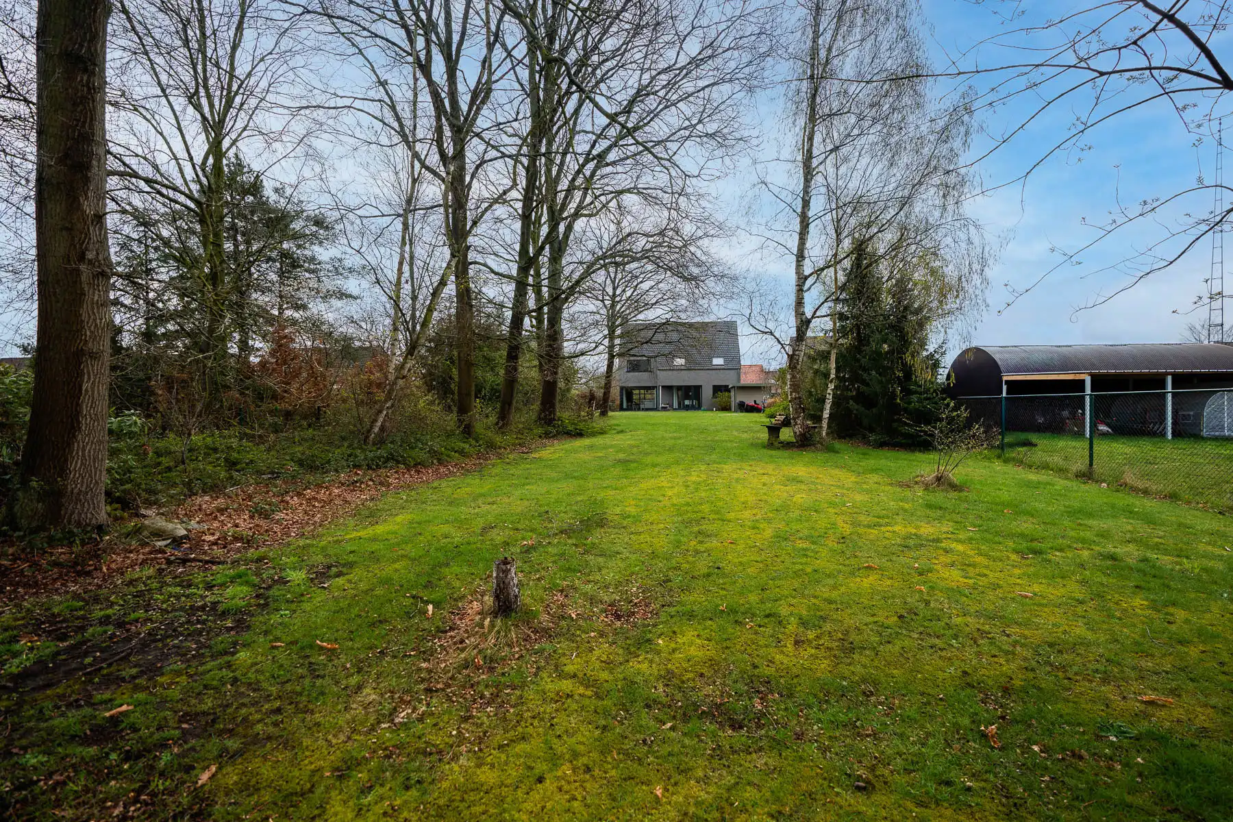 Ruime en moderne open bebouwing met prachtige tuin foto 27