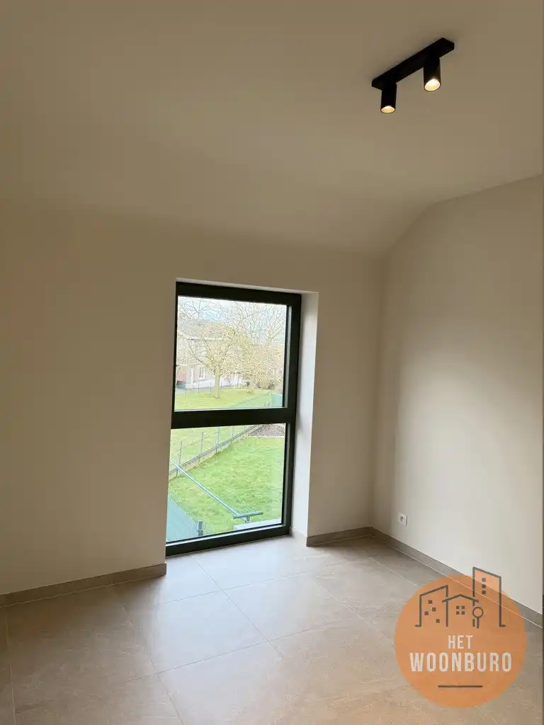 Halfopen nieuwbouw woning 2 slpks, bureau, garage en tuintje foto 11