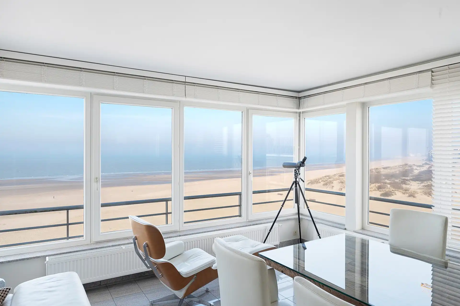 Lichtrijk hoekappartement met groot zuid gericht terras en adembenemend zeezicht foto 5