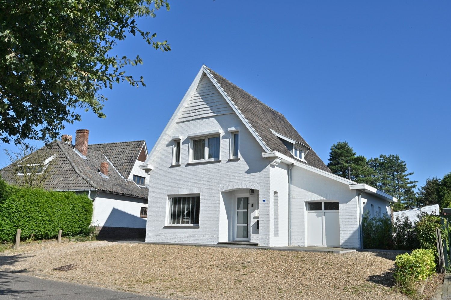 Instapklare, gemoderniseerde woning met 21 zonnepanelen, garage en bijgebouw, residentieel gelegen in Lanaken foto 3