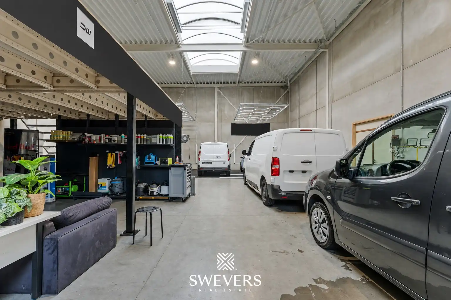 Instapklare recente KMO-unit 220m2 te Lummen: ideale opbrengsteigendom of uw eigen activiteit? foto {{pictureIndex}}