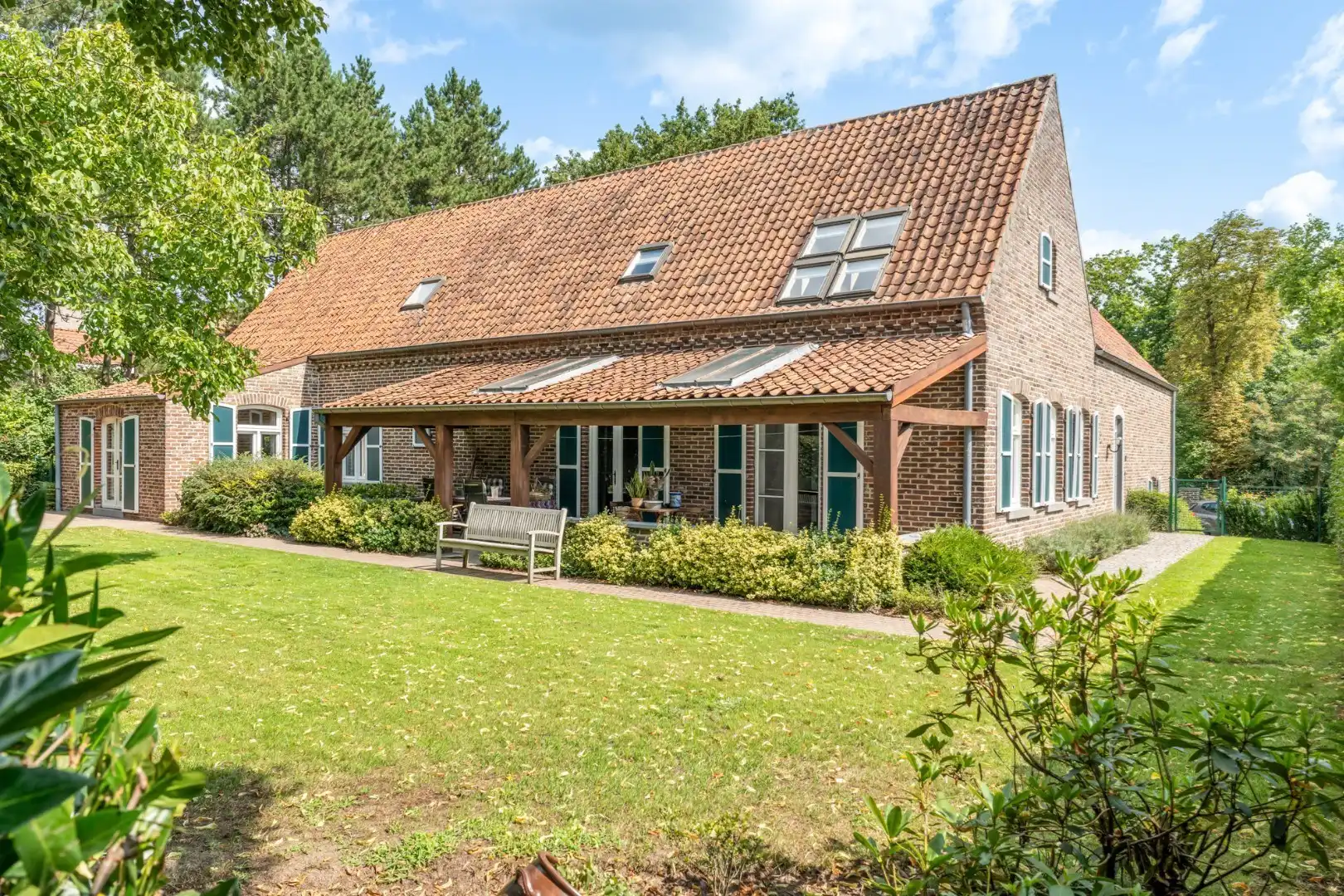 Ruim, karaktervol landhuis met parkachtige tuin op perceel van 16a29ca. foto 4