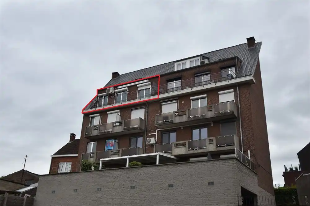 Gerenoveerd appartement aan de stadsrand foto {{pictureIndex}}