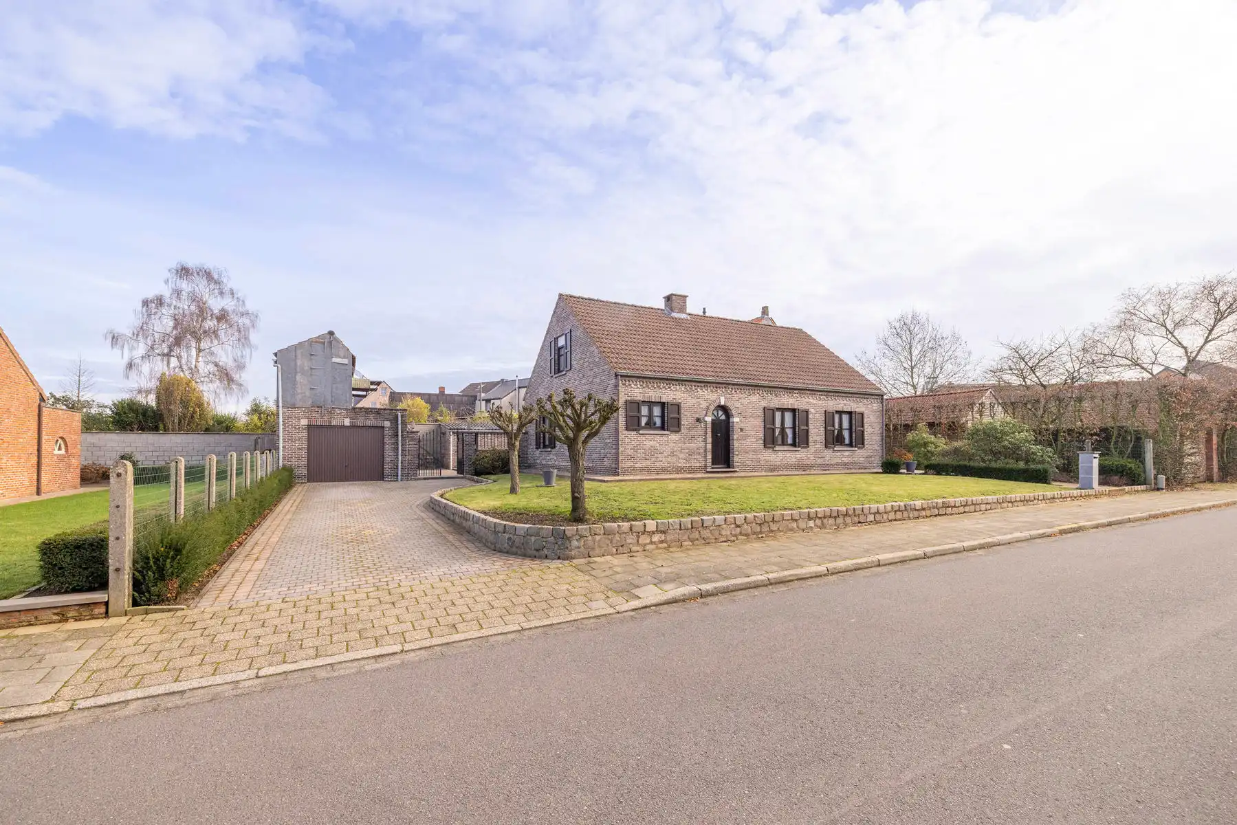 Open bebouwing met 3slpk, tuin en garage foto {{pictureIndex}}