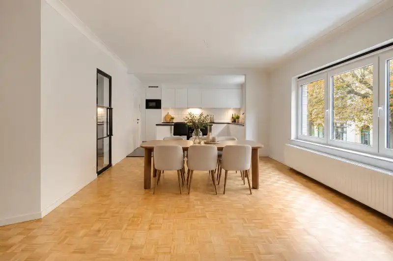 Lichtrijk en instapklaar 2-slaapkamerappartement met ruim zuidgericht terras foto 2