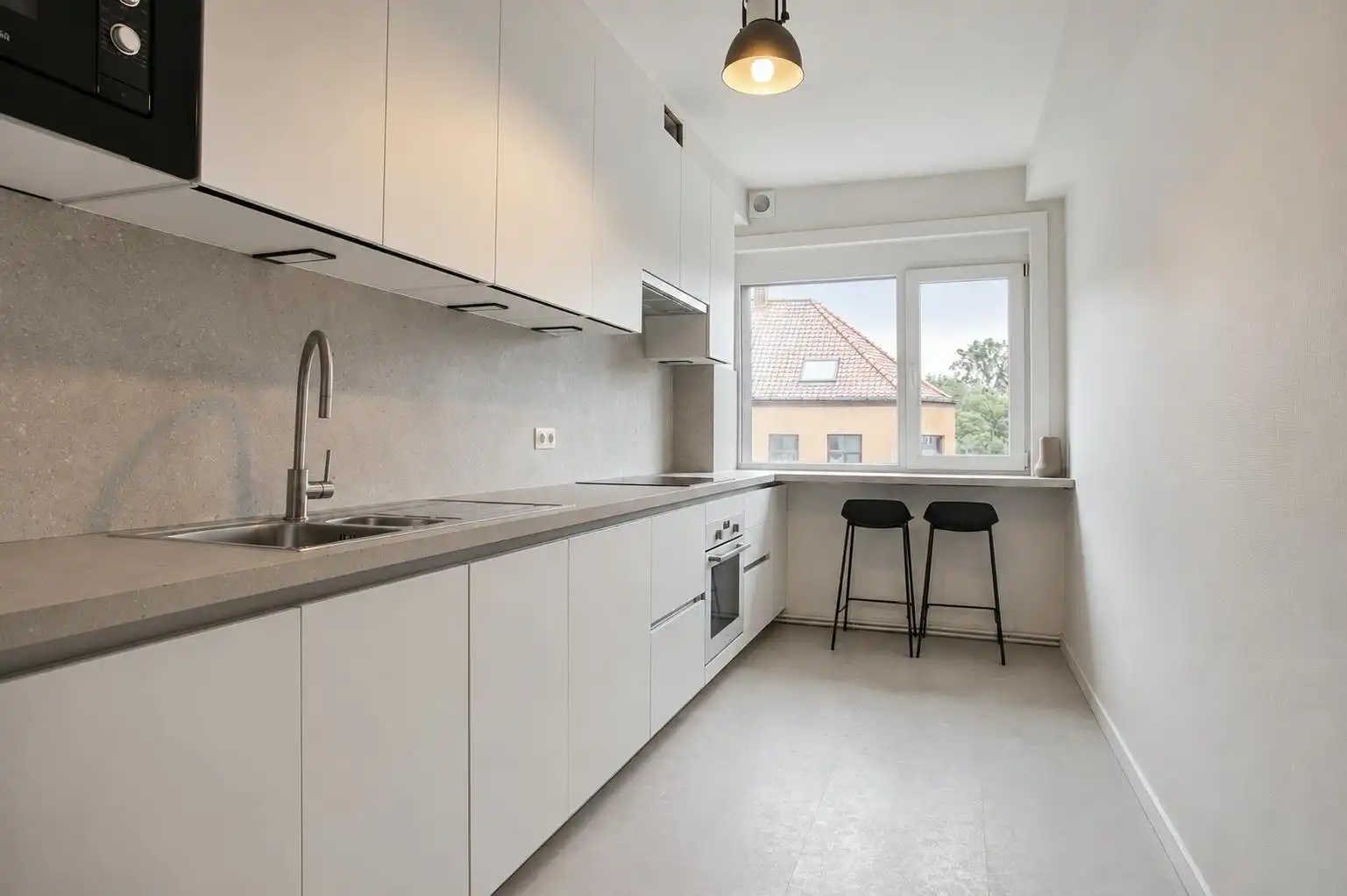 Unieke eigendom met loods en 2 gerenoveerde appartementen  foto 6