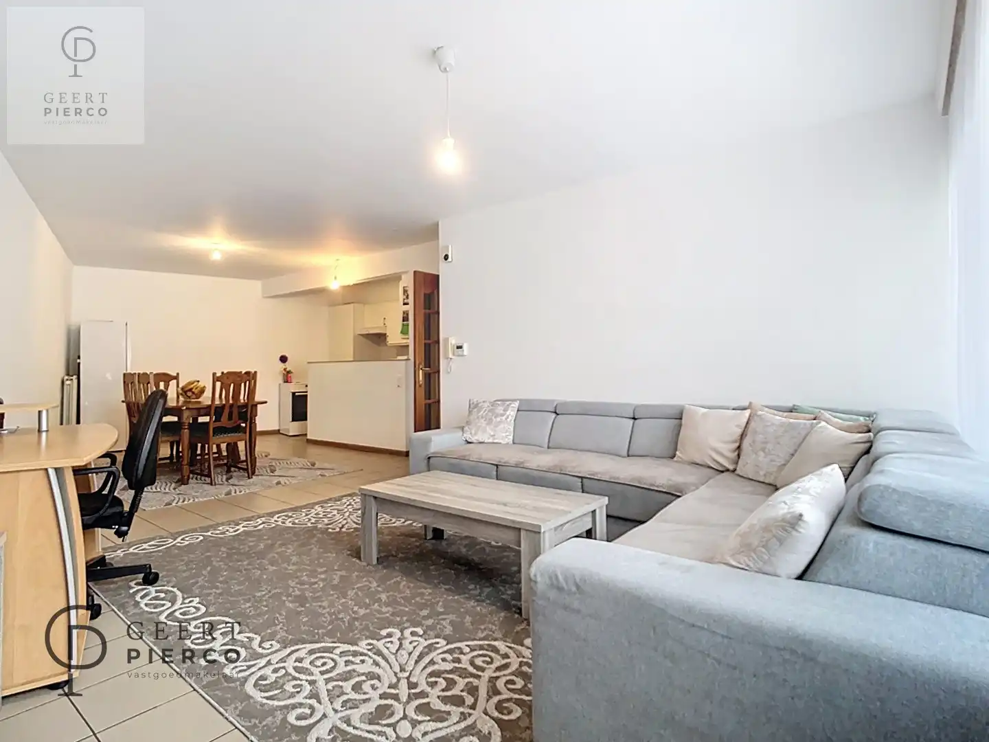 Aan Sint-Anneke 26 bus 102 te Sint-Truiden treffen we dit ruime appartement met drie slaapkamers en kelder. De centrale ligging (200m van Grote Markt) zorgt voor een optimaal bereik van winkels, station, scholen en eveneens de groene omgeving van de stadsvesten en het stadspark. foto 4