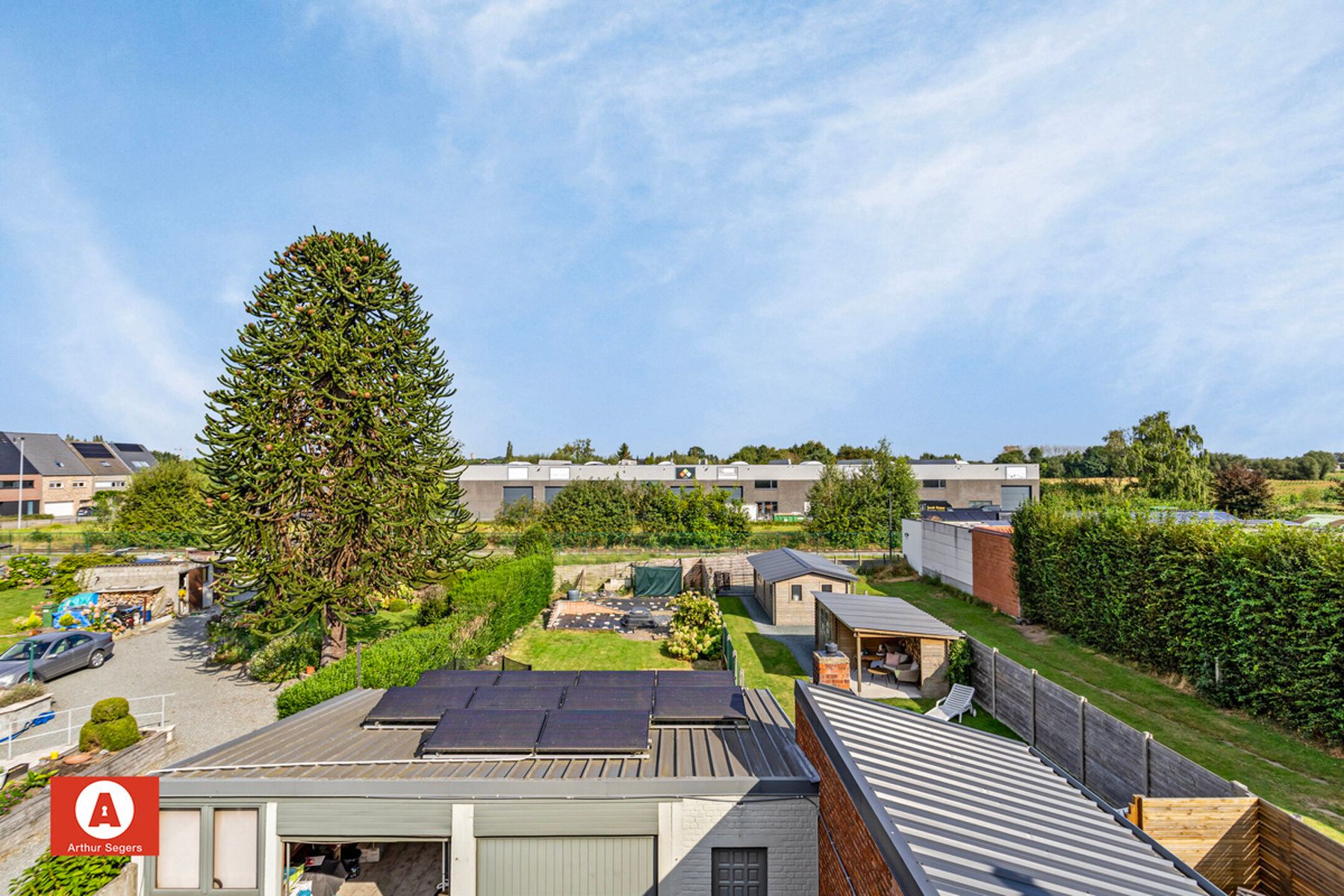 Gezinswoning met kleine werken, 2 garages en tuin.  foto 4