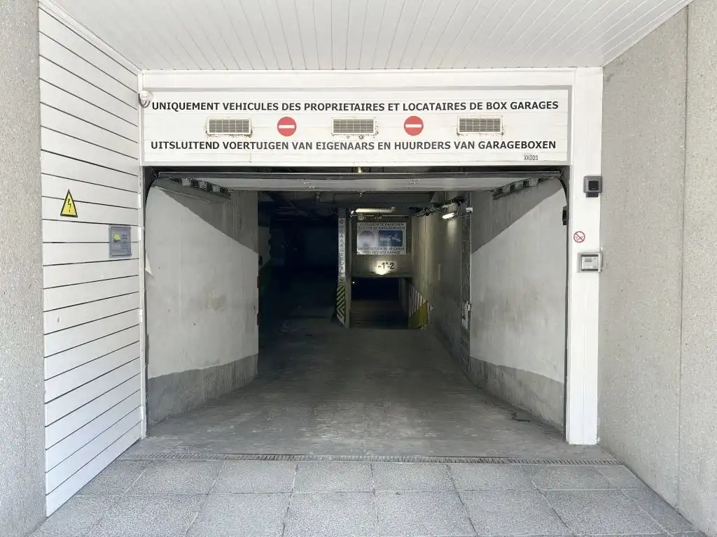 Ruime garage op centrale locatie foto 5