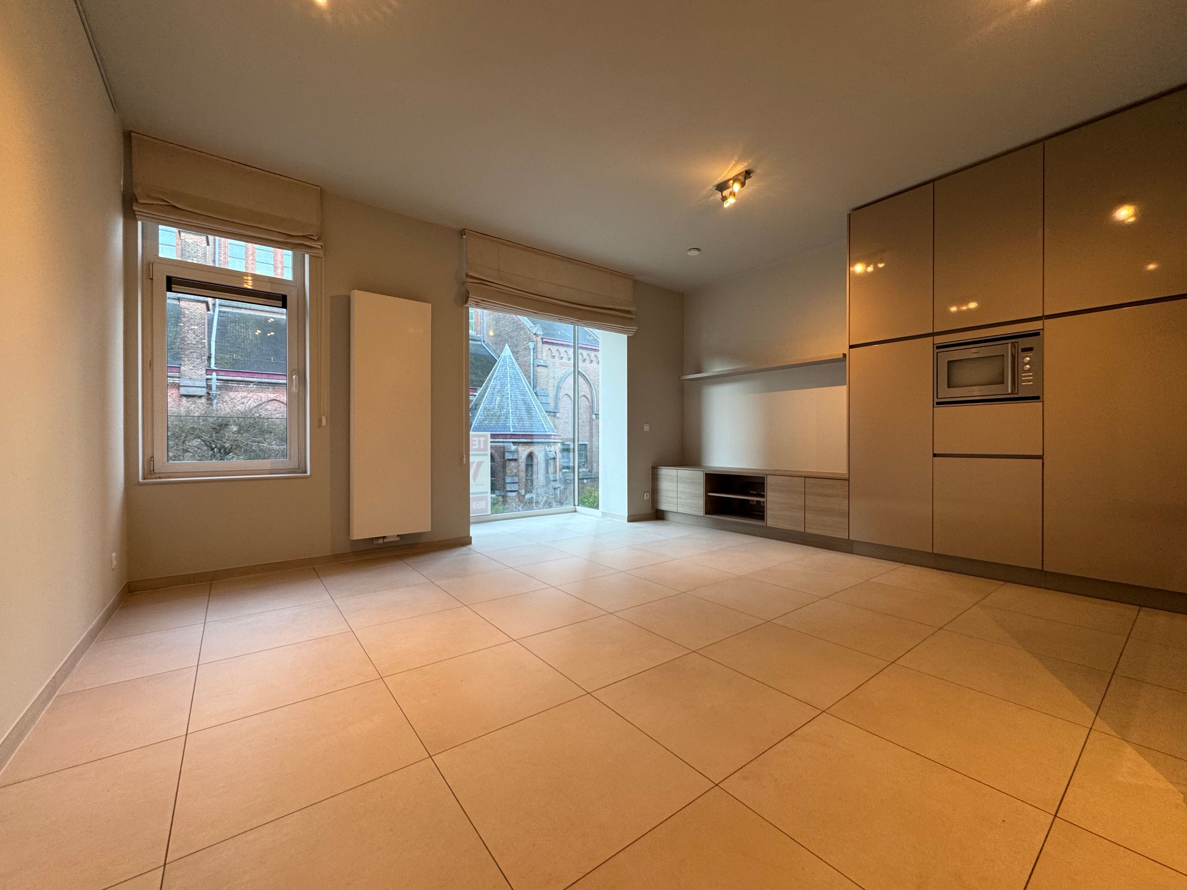 Appartement in gerenoveerd eclectisch herenhuis aan de Sint-Jozefkerk foto 3