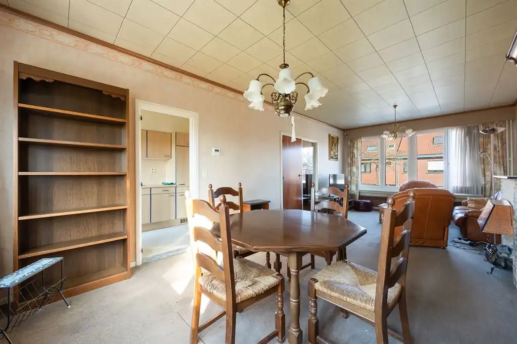 Bel-étage woning met oprit en  ruime tuin foto 3