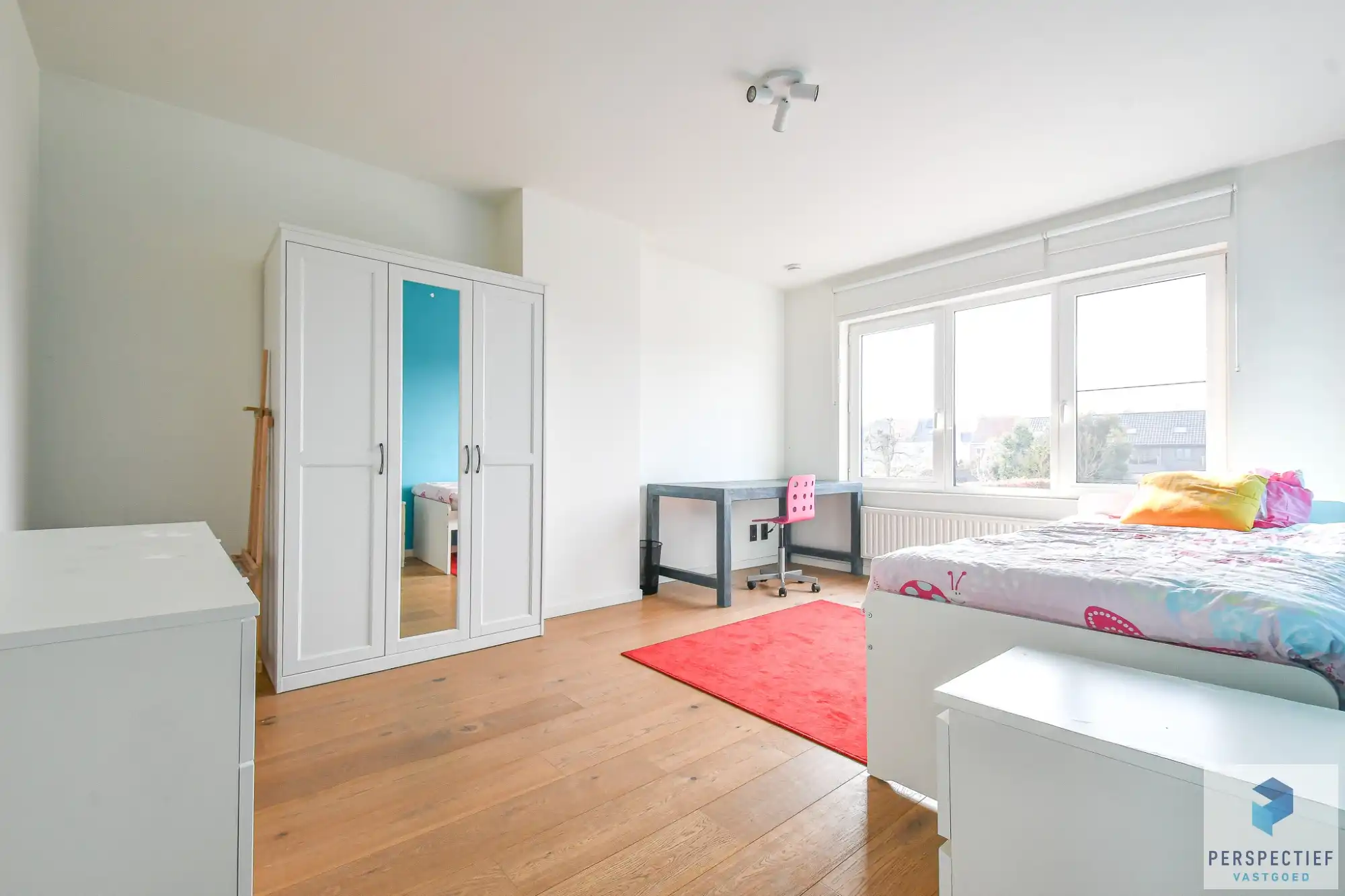 Ruime gerenoveerde woning met 4 slpk, grote tuin en garage foto 19