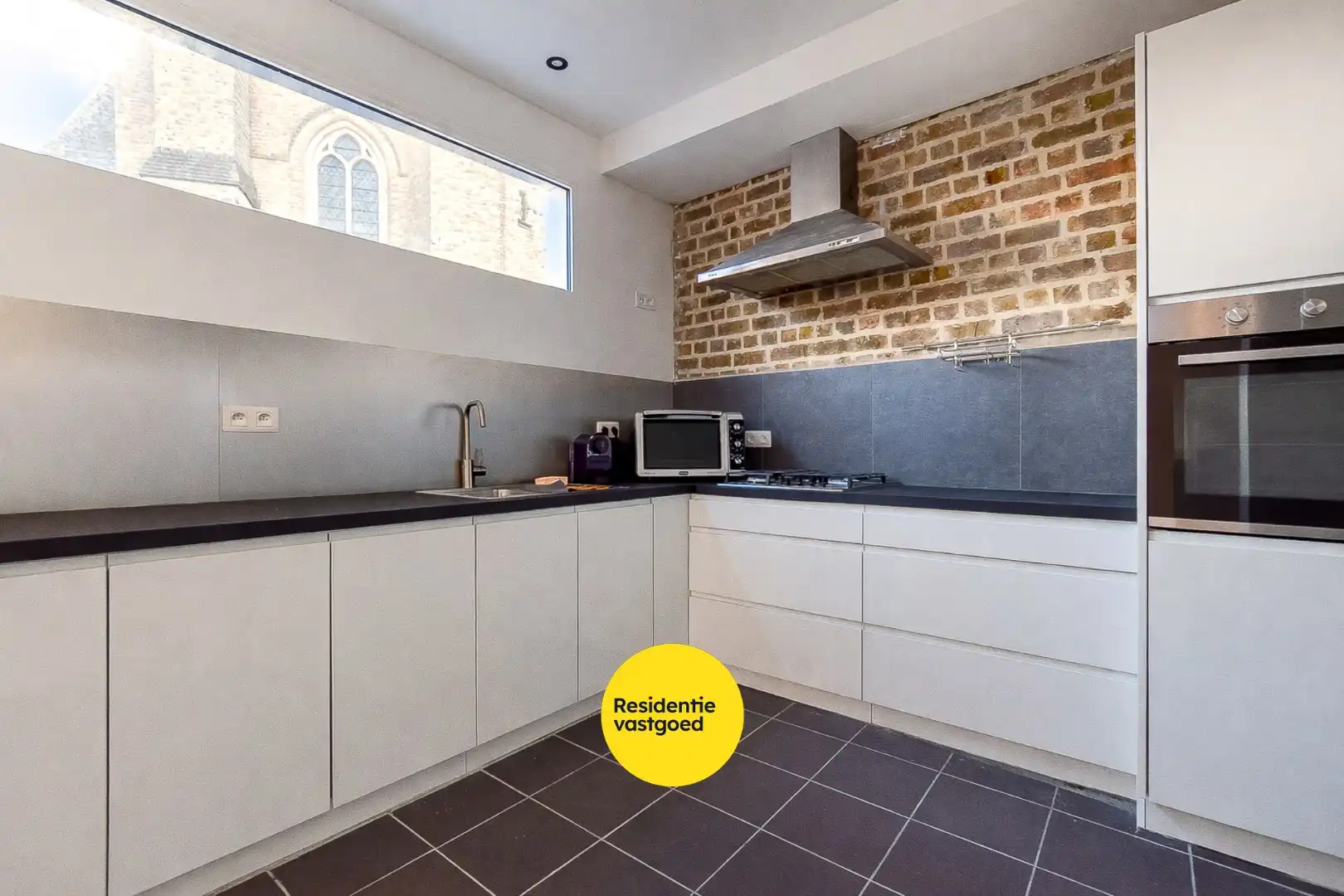 Gezellige halfopen woning met tuin en parking foto 8