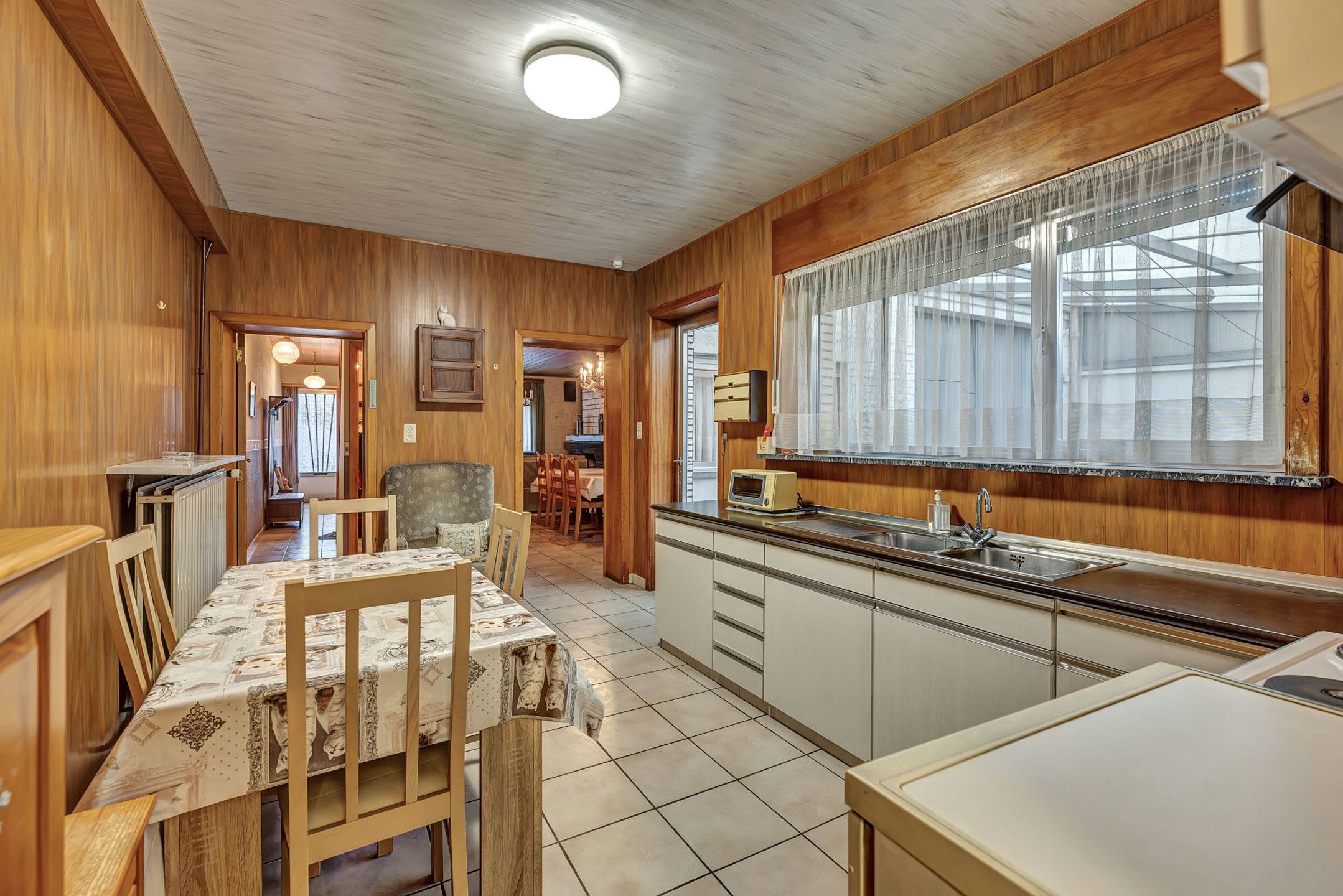 Ruime te renoveren woning met garage en veel potentieel foto 8