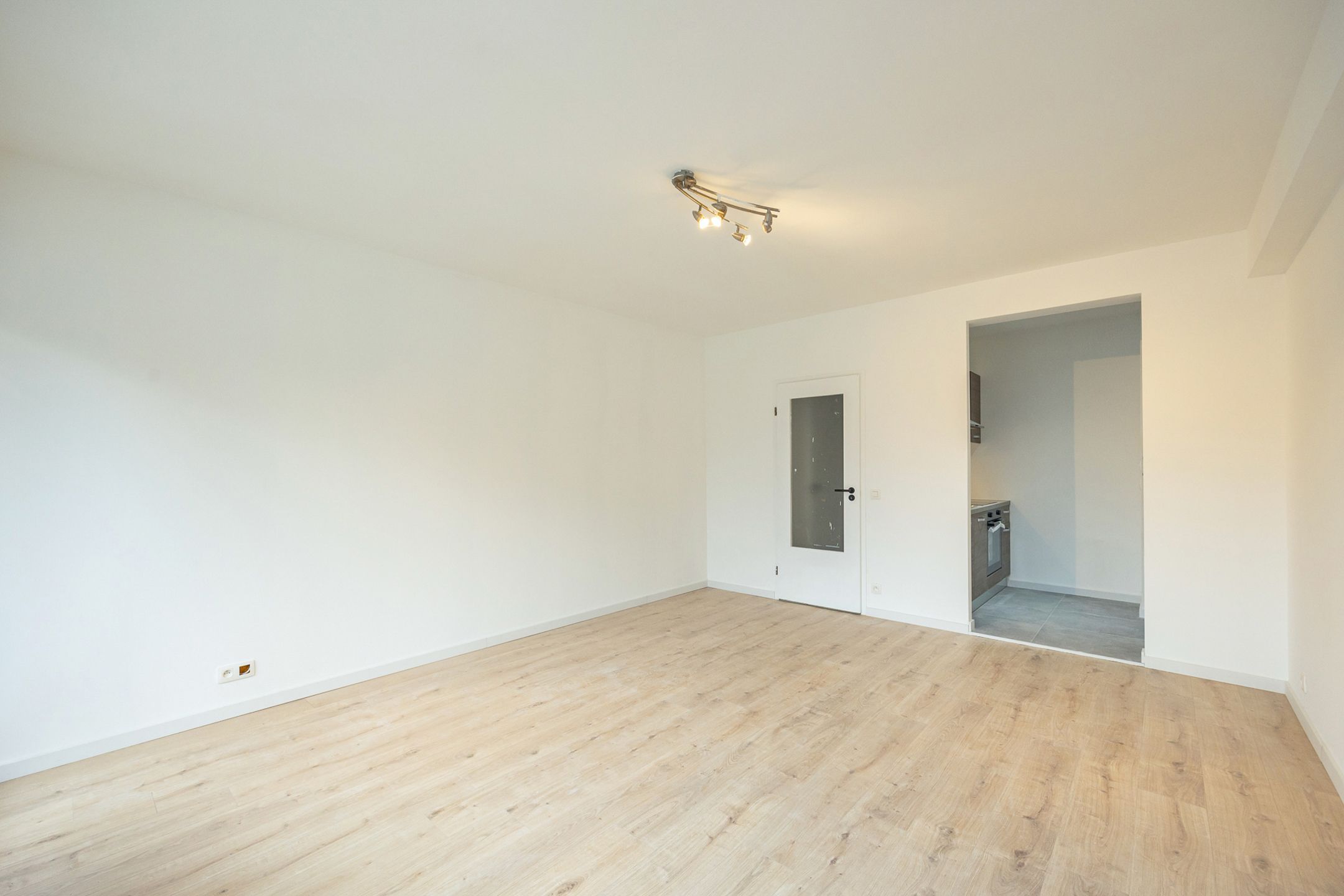 ANTWERPEN-HARMONIE - Vernieuwde studio met terras foto {{pictureIndex}}