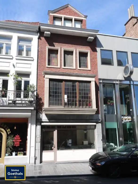 Zeer commercieel gelegen handelspand met woonst en ingang aan de zijkant. foto 22