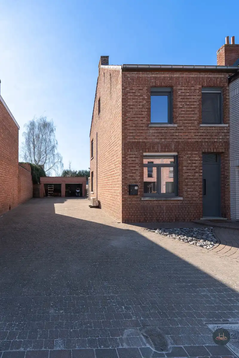 Ruime starterswoning met tuin en dubbele garage foto 2