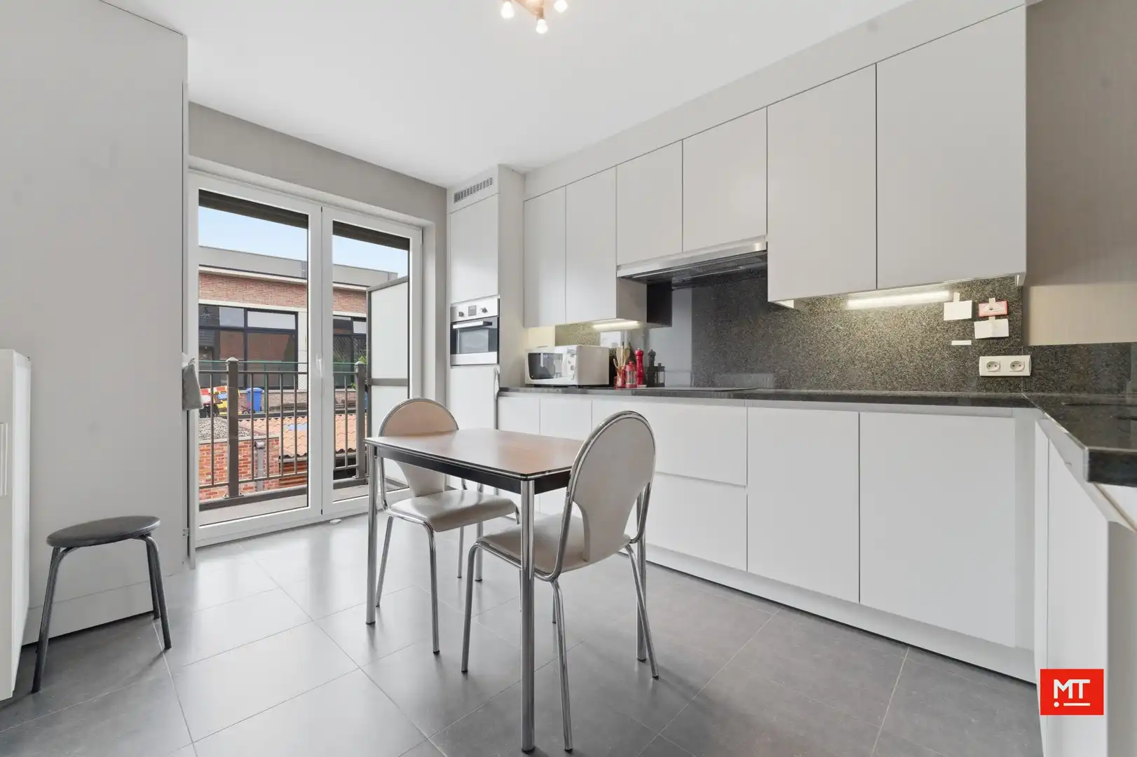 IN OPTIE VIA ONS KLANTENBESTAND - Instapklaar appartement met 2 slpk, zonnige balkons en garage in de dorpskern van Beselare foto 6