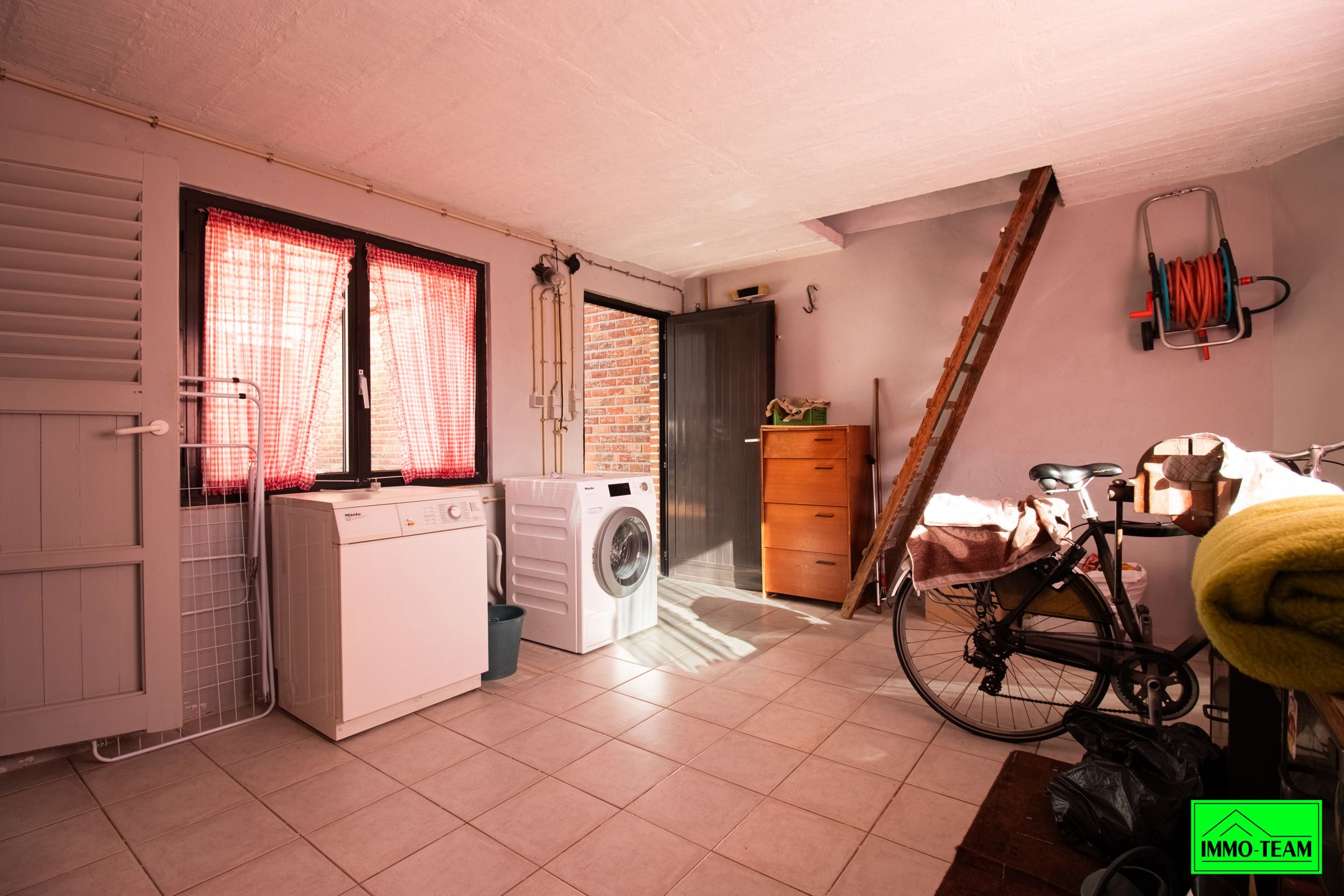 Op te frissen gezinswoning met ruime tuin en garage foto 16