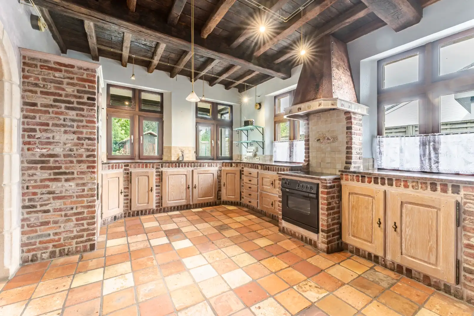 Karaktervolle halfopen woning op een riant perceel van 2.144 m² in Sint-Eloois Winkel! foto 8
