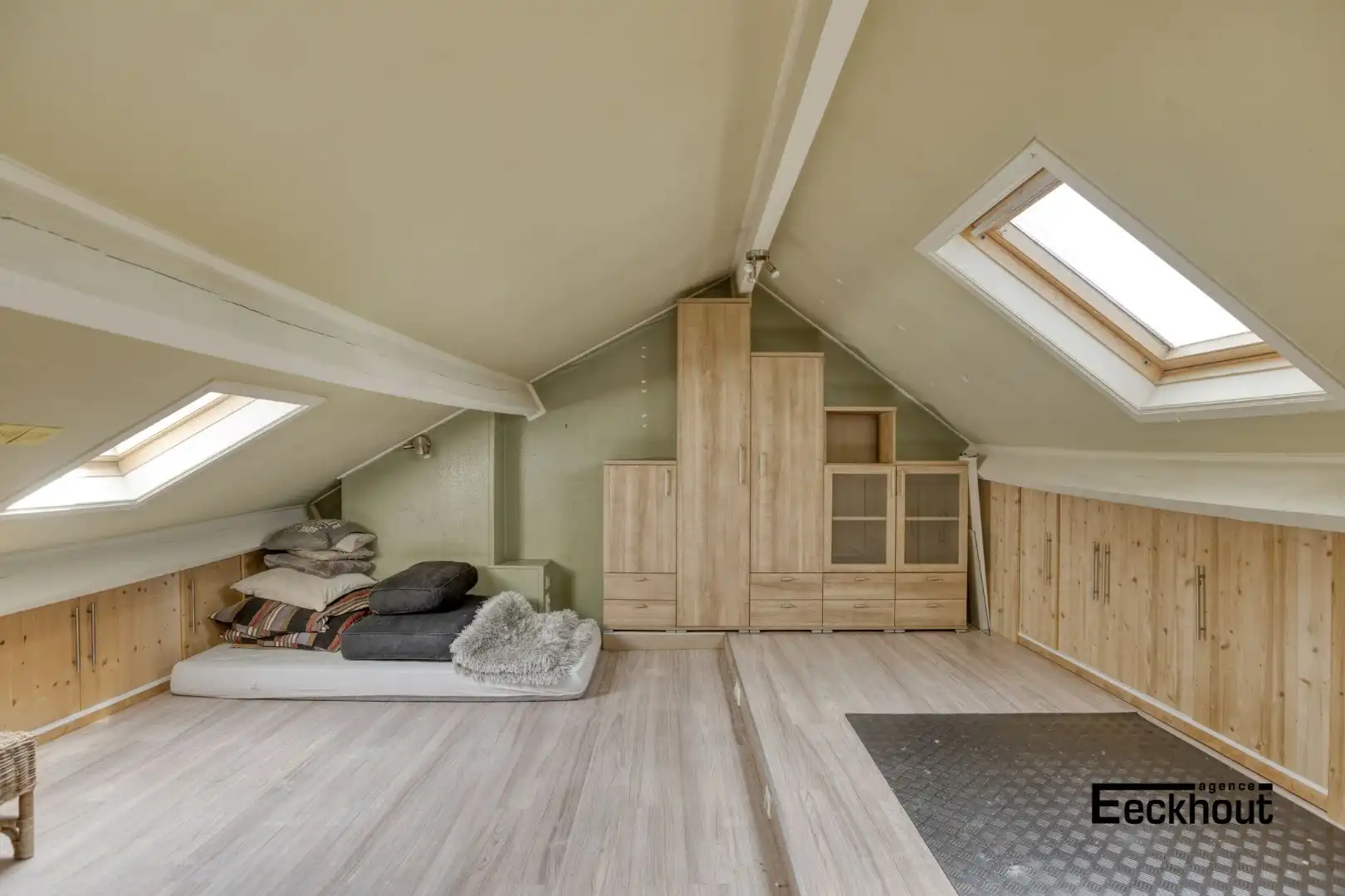 Ruime woning met diepe tuin in een rustige straat te Oostende! foto 19