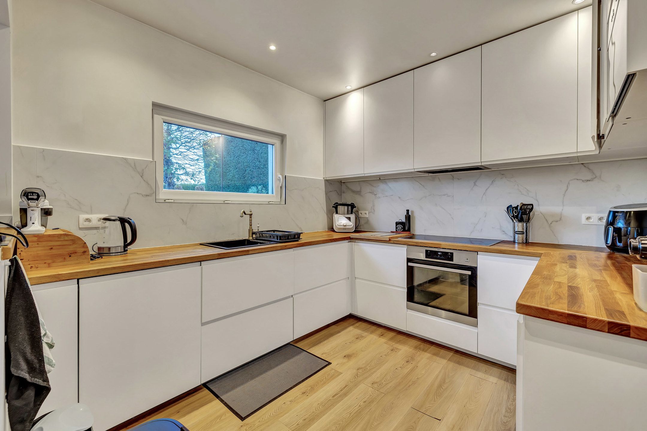 Instapklare woning met ruime tuin en garage foto 7