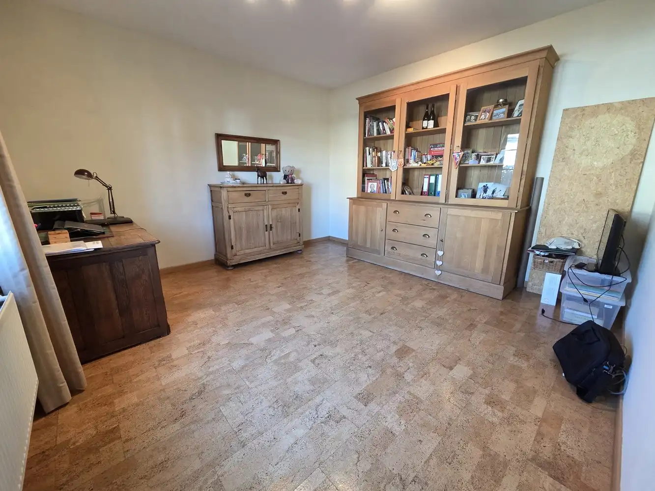 Zeer ruime gezinswoning, 4 slaapkamers, volledig onderkelderd met dubbele garage als bijgebouw foto 9