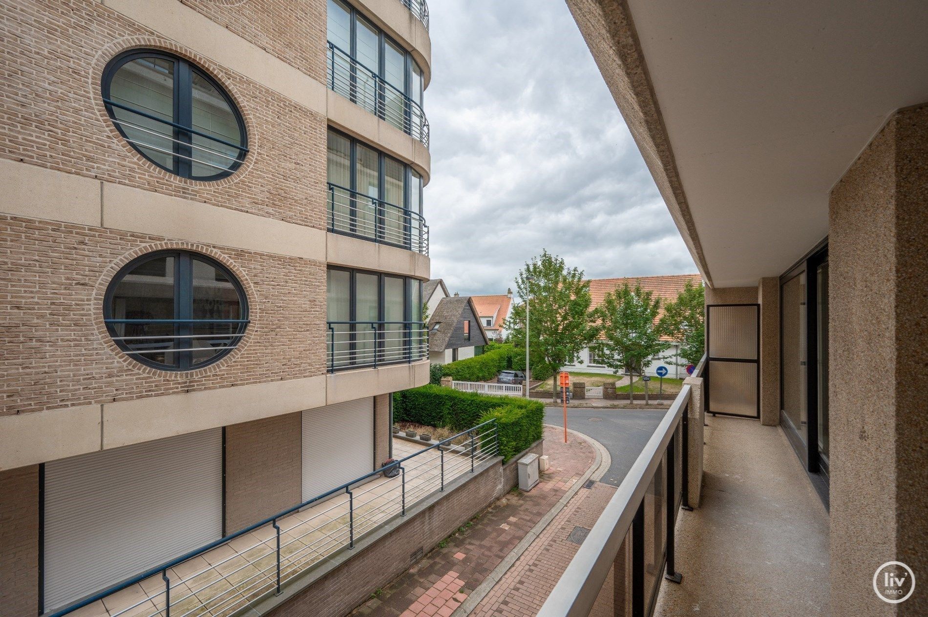 Smaakvol en tevens luxueus gerenoveerd 3 slaapkamerappartement goed gelegen nabij Dumortierlaan genietend van een open zicht richting Churchilllaan. foto 18