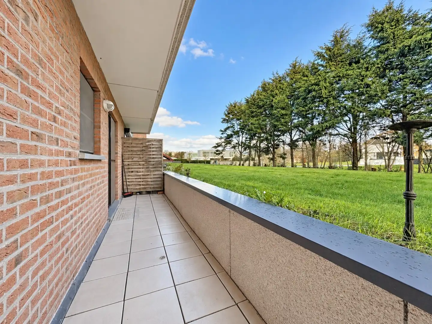 Instapklaar appartement met terras aan voor -en achterzijde. foto {{pictureIndex}}