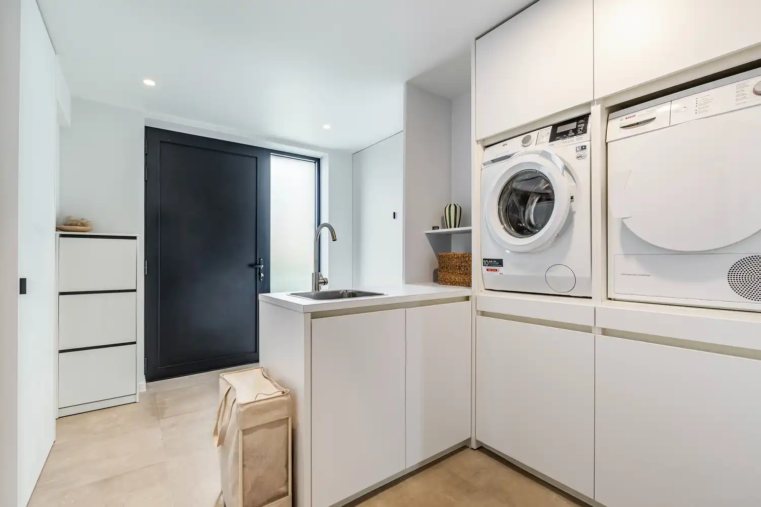 Stijlvol totaal gerenoveerde woning met 4 slaapkamers, 2 badkamers en zonnige tuin foto 7