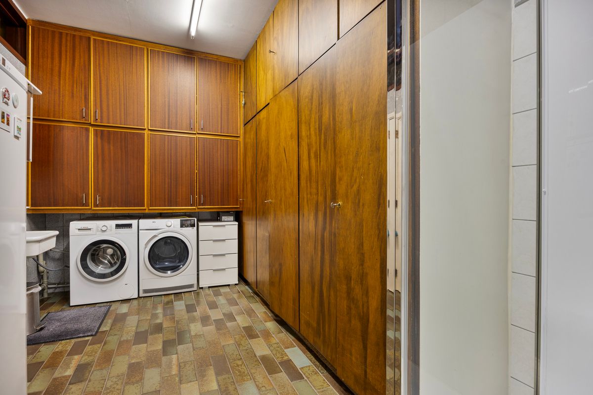 Ruime gelijkvloerse woning met bedrijfshal foto 22