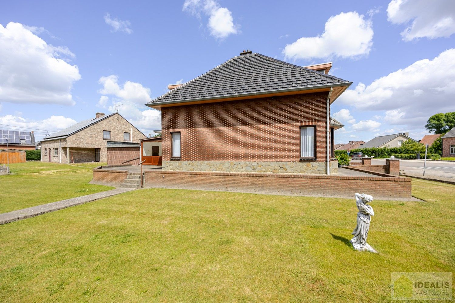 CHARMANTE EN TE RENOVEREN EENGEZINSWONING MET 4 SLAAPKAMERS OP EEN KNAP PERCEEL EN GEGEERDE LOCATIE !! foto 3